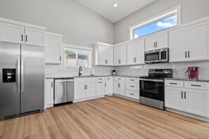 Frigorífico, microondas, horno y placa de cocina