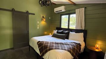 10 bedrooms, iron/ironing board, bed sheets