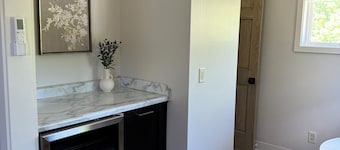 Farmhouse & Cabin - Sleeps 30 people - Trails, Wine Lounge, Firepit, Retreat