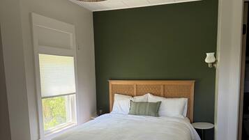 10 bedrooms, iron/ironing board, bed sheets