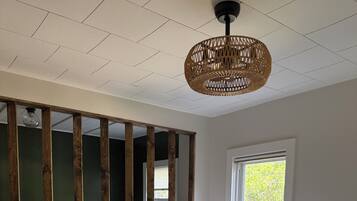 10 bedrooms, iron/ironing board, bed sheets