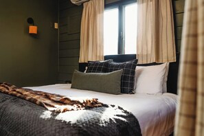 10 bedrooms, desk, iron/ironing board, bed sheets