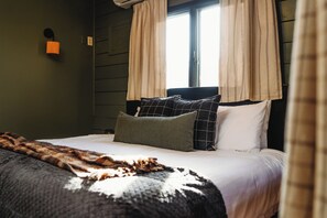 10 bedrooms, iron/ironing board, bed sheets