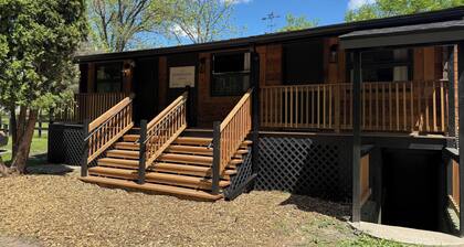 Farmhouse & Cabin - Sleeps 30 people - Trails, Wine Lounge, Firepit, Retreat