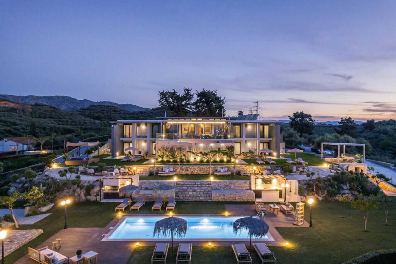 Utomhuspool och uppvärmd pool