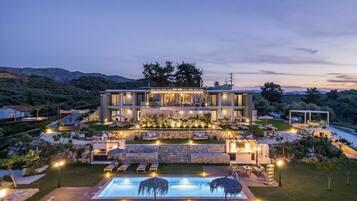 Outdoor pool, a heated pool