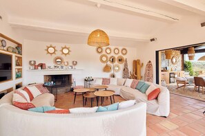 Smart TV, fireplace, offices