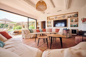 Una Smart TV, una chimenea, una oficina