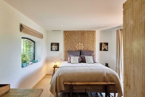 5 bedrooms, desk, iron/ironing board, travel crib