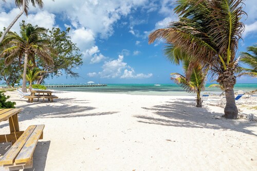 Hello Sunshine! Beachfront 2BR 2BA condo Retreat Rum Point w/ GYM, Tennis, &WiFi