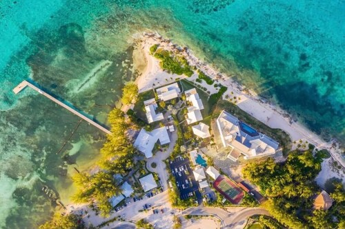 Hello Sunshine! Beachfront 2BR 2BA condo Retreat Rum Point w/ GYM, Tennis, &WiFi