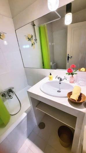 Hair dryer, towels, soap, shampoo - Apartment Jardin Aravaca (Madrid)