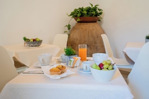Petit déjeuner buffet (5 EUR par personne)