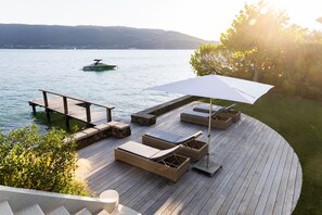 Terrace/patio - Beautiful lakeside home with a private pontoon. Perfect place to unwind. (Veyrier-du-Lac)