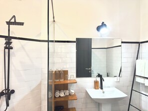 Dusch, hårtork, bidé och handdukar