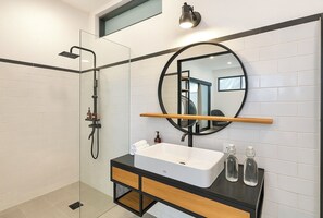 Shower, hair dryer, bidet, towels - Vibey, spacious 3-bedroom villa with WiFi, AC, Pool, in the heart of Canggu (Canggu, Kec.Kuta Utara, Kab. Badung)