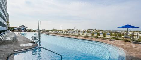Una piscina techada, una piscina al aire libre