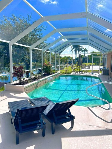 Waterfront VILLA with SPA&heated Pool, BBQ,sunset view, Family&Pets Friendly