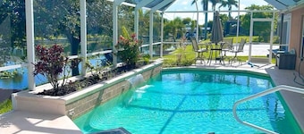 Waterfront VILLA with SPA&heated Pool, BBQ,sunset view, Family&Pets Friendly