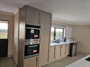 Mikrowelle, Ofen, Herdplatte, Geschirrspüler