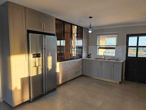 Microondas, horno, parrilla de estufa y lavavajillas 