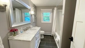 Douche, séchoir à cheveux, serviettes fournies