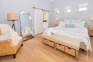 3 slaapkamers, een strijkplank/strijkijzer, gratis wifi, beddengoed