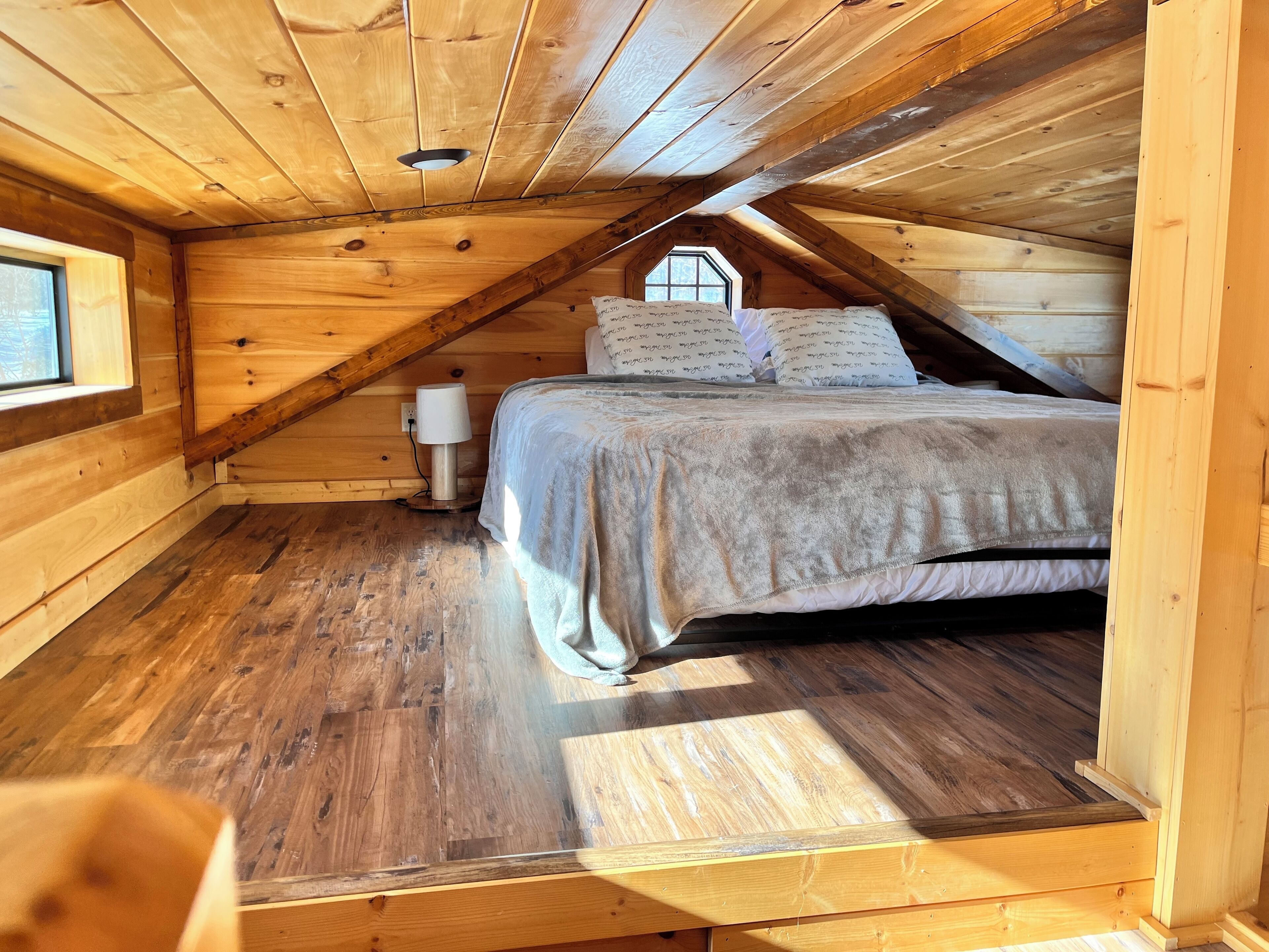 2 bedrooms, travel crib, free WiFi, bed sheets
