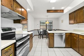 Kühlschrank, Mikrowelle, Ofen, Geschirrspüler
