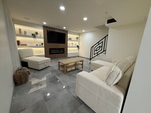 Living area - Charming 3-bedroom townhome with WiFi, AC in delightful Dallas (Dallas)