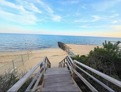 New listing! Just a mins walk to the beach!