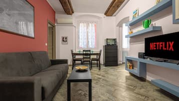 Condo, 2 habitaciones, aire acondicionado | Área de sala de estar | Smart TV de 40 pulgadas con canales vía satélite