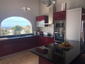 Een magnetron, een oven, een kookplaat, een vaatwasser