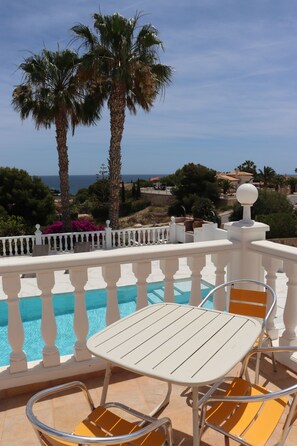 Outdoor dining - VILLA LUCYA (El Campello)