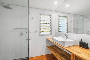 Dusche, Haartrockner, Handtücher