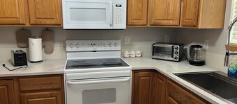 Spacious 4-bedroom house with WiFi, AC in marvelous Wichita