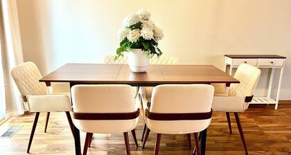 Spacious 4BR King bed Modern Home Perfect for Teams and Families near East Mall