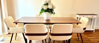 Spacious 4BR King bed Modern Home Perfect for Teams and Families near East Mall