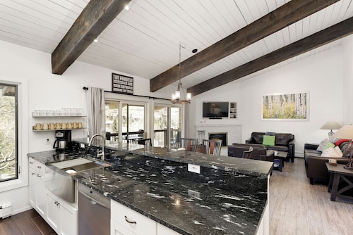 Beautiful 2 Bedroom + Loft Located in Snowmass