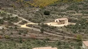 A single-story house with a flat roof, surrounded by a hilly landscape with sparse vegetation. - We all want to go to the Ardèche! It's great! (Gras)