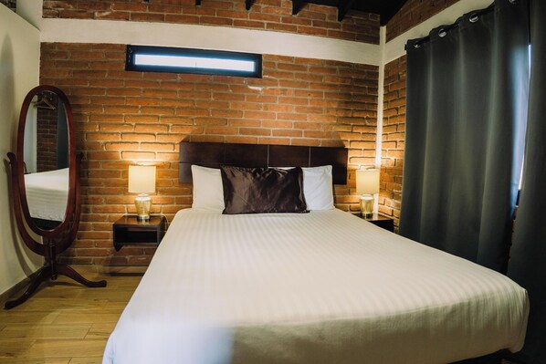 Tabla de planchar con plancha, wifi y ropa de cama 