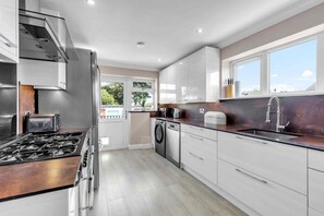 Refrigerador, microondas, horno, lavavajillas