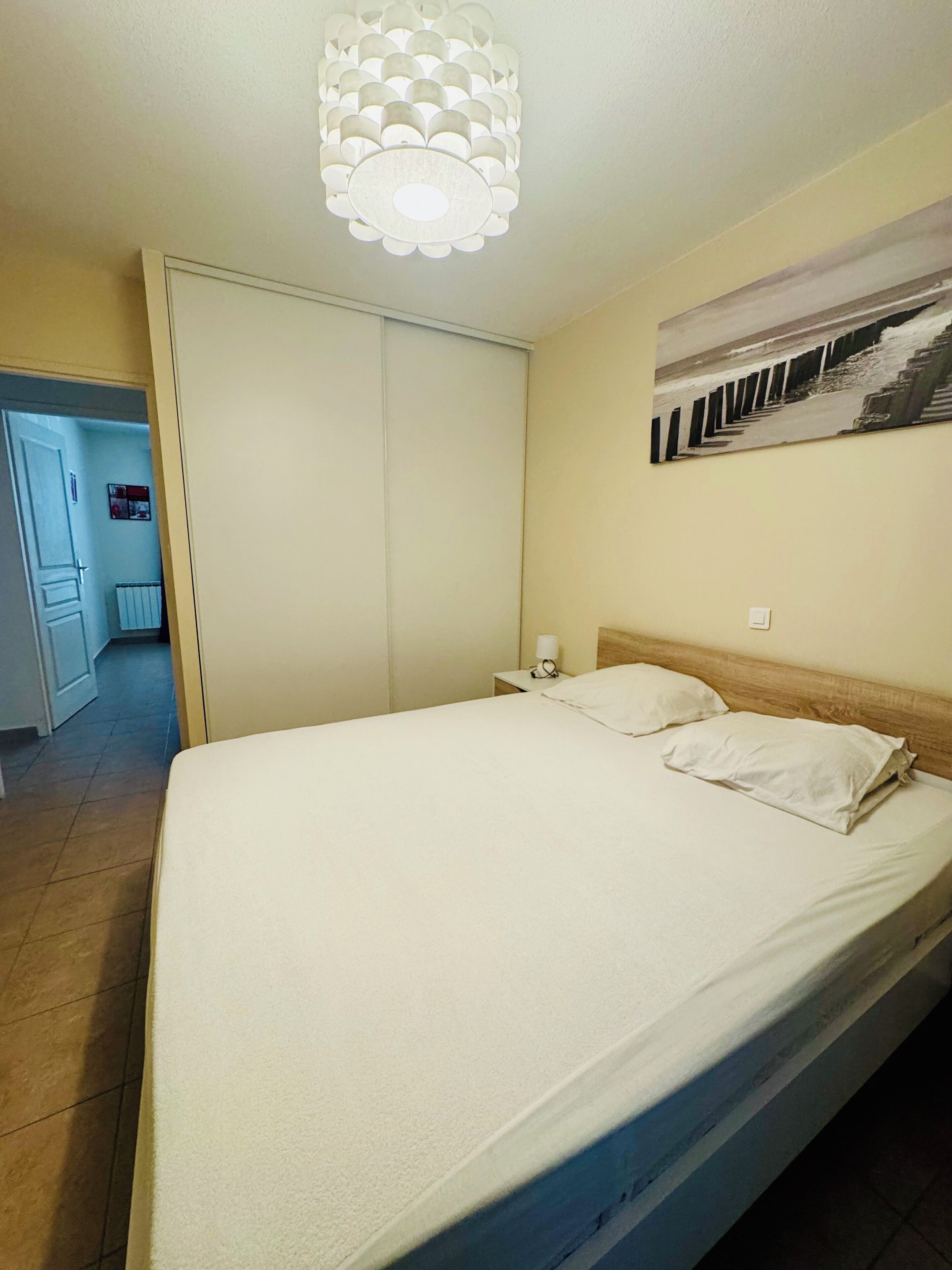 2 slaapkamers, een strijkplank/strijkijzer, reisbedje, gratis wifi