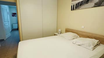 2 slaapkamers, een strijkplank/strijkijzer, reisbedje, gratis wifi