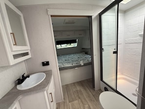 Douche, sèche-cheveux, serviettes fournies, savon
