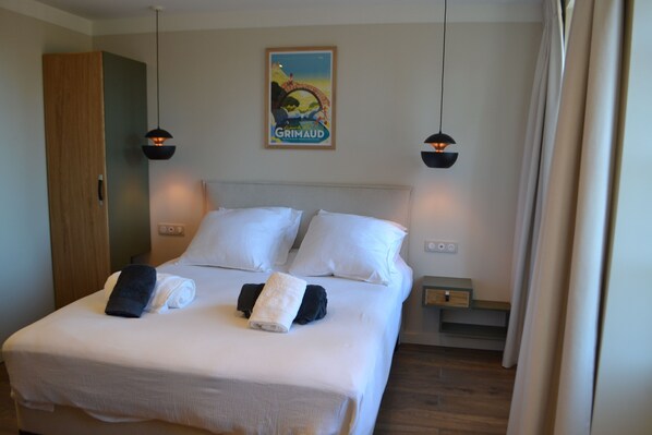 2 chambres, coffre-fort, fer et planche à repasser, lit de bébé portatif