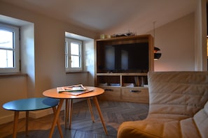Smart TV, books, stereo