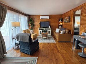 Smart-TV, Kamin, DVD-Player, Bücher