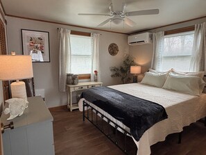 Room - Lakeshore Cottage: Fish, Kayak, Relax, Sunset Deck (Colon)