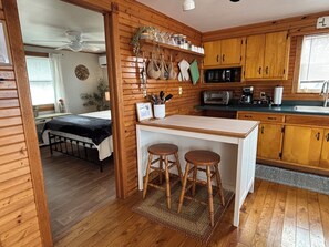 Eco-friendly cleaning products - Lakeshore Cottage: Fish, Kayak, Relax, Sunset Deck (Colon)